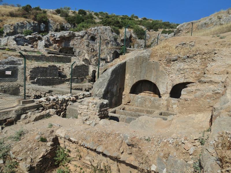 Rett utenfor bymuren er De syv sovernes hule; syvsoverne som flyktet fra kristendomsforfølgelsen ved å sove i 360 år.